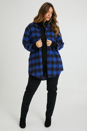 Model Laura wearing size 14 of The Oversized Checked Shirt in colour Cobaltblue (Blue), from the front, showing the whole outfit