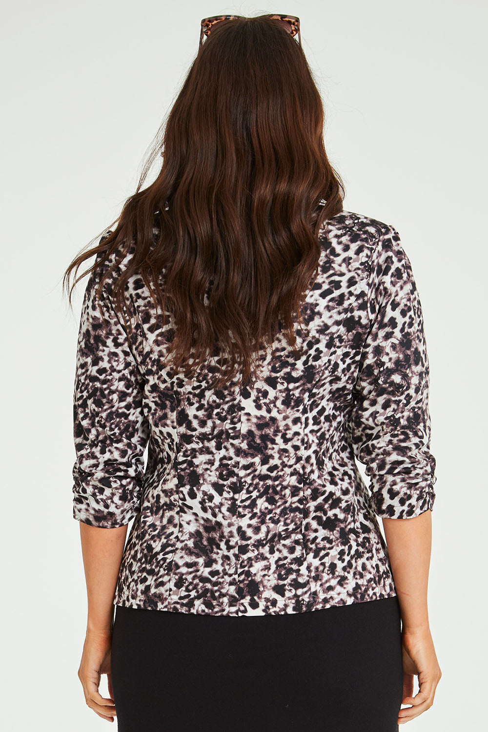Model Laura wearing size 14 of The Everyday Printed Blazer in colour Mutedpink (Pink), from the back