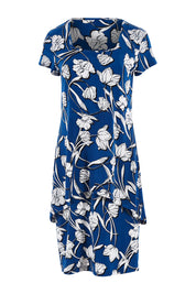 Product shot of The Printed Short Sleeve Rita Dress in colour Floral (Blue), from the front