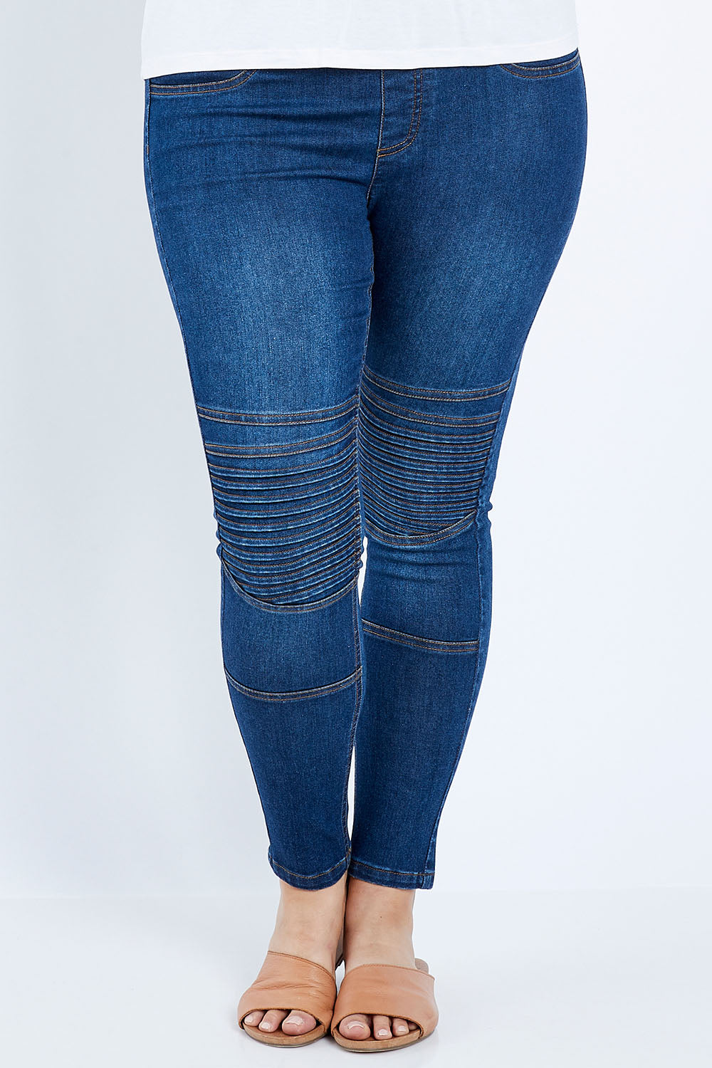 Model Jess wearing size 14 of the Wild Heart Stitched Jeggings in colour Drkdenim (Blue), from the front, cropped image