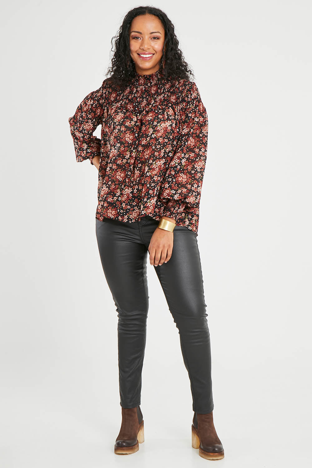 Model Noli wearing size 14 of the Romance In The Air Blouse in colour Blkrust (Black), from the front, showing the whole outfit