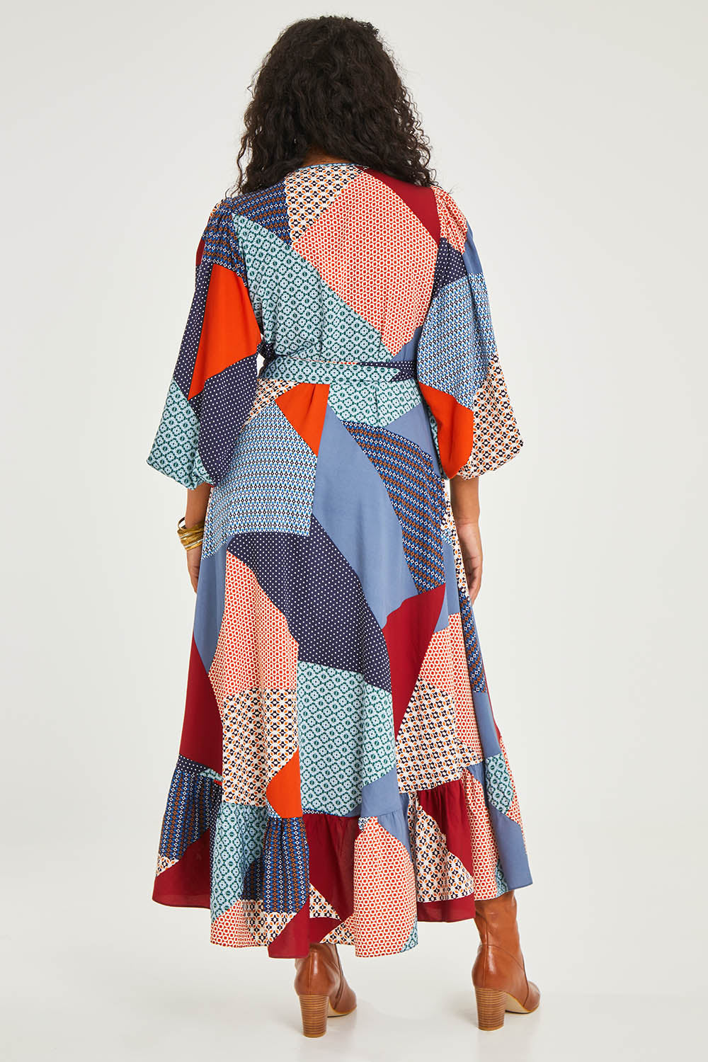 Model Noli wearing size 14 of the La Dolce Vita Print Wrap Dress in colour Geoblue (Blue), from the back