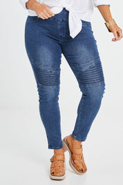 Model Laura wearing size 14 of the Wild Plains Flat Front Stitch Jeggings in colour Darkdenim (Blue), from the front, cropped image