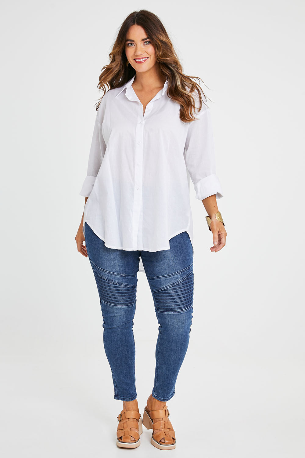 Model Laura wearing size 14 of the Wild Plains Flat Front Stitch Jeggings in colour Darkdenim (Blue), from the front, showing the whole outfit