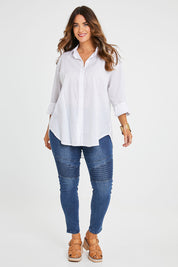 Model Laura wearing size 14 of the Wild Plains Flat Front Stitch Jeggings in colour Darkdenim (Blue), from the front, showing the whole outfit