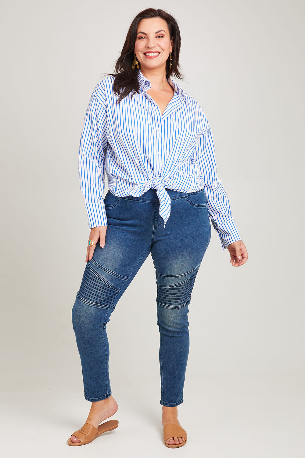 Model Poppy wearing size 16 of the Wild Plains Flat Front Stitch Jeggings in colour Darkdenim (Blue), from the front, showing the whole outfit