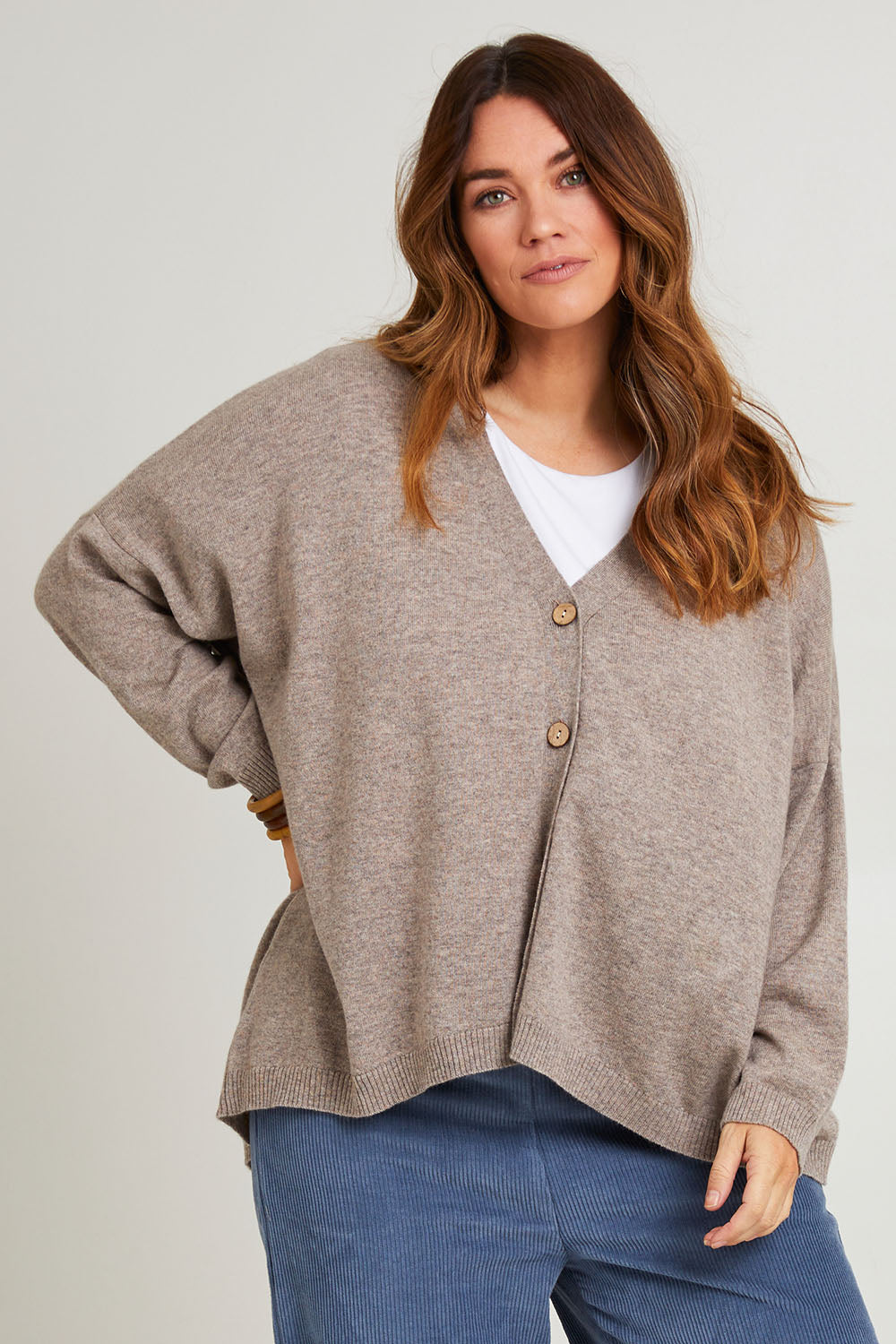 Model Laura wearing size L of the My Boyfriends Wool Cashmere Cardi in colour Stone, from the front, cropped image