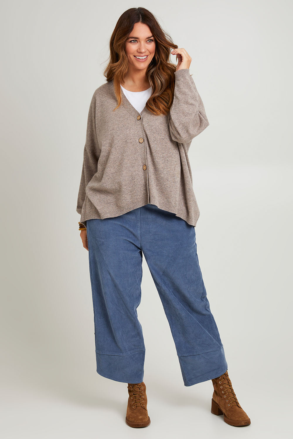 Model Laura wearing size L of the My Boyfriends Wool Cashmere Cardi in colour Stone, from the front, showing the whole outfit