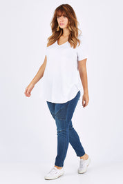 Model Laura wearing size 12 of the Wild Plains Stitched Jeggings in colour Denim (Blue), from the front, showing the whole outfit