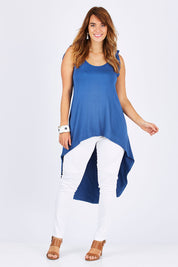 Model Laura wearing size 12 of the Wild Plains Stitched Jeggings in colour White (White), from the front, showing the whole outfit