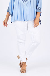 Model Mae wearing size 18 of the Wild Plains Stitched Jeggings in colour White (White), from the front, cropped image