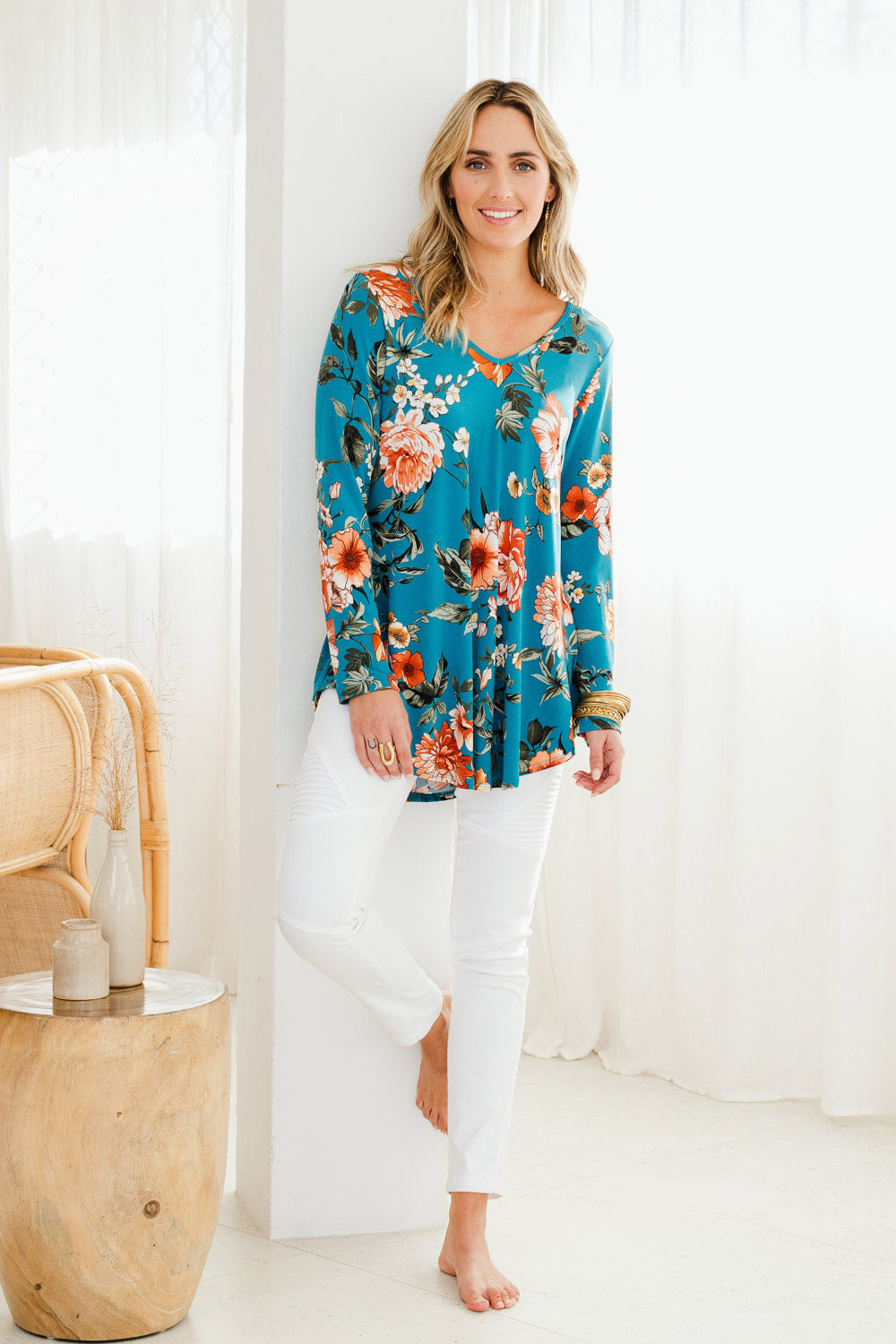 Model Tegan wearing size 10 of the Wild Plains Stitched Jeggings in colour White (White), from the front, showing the whole outfit