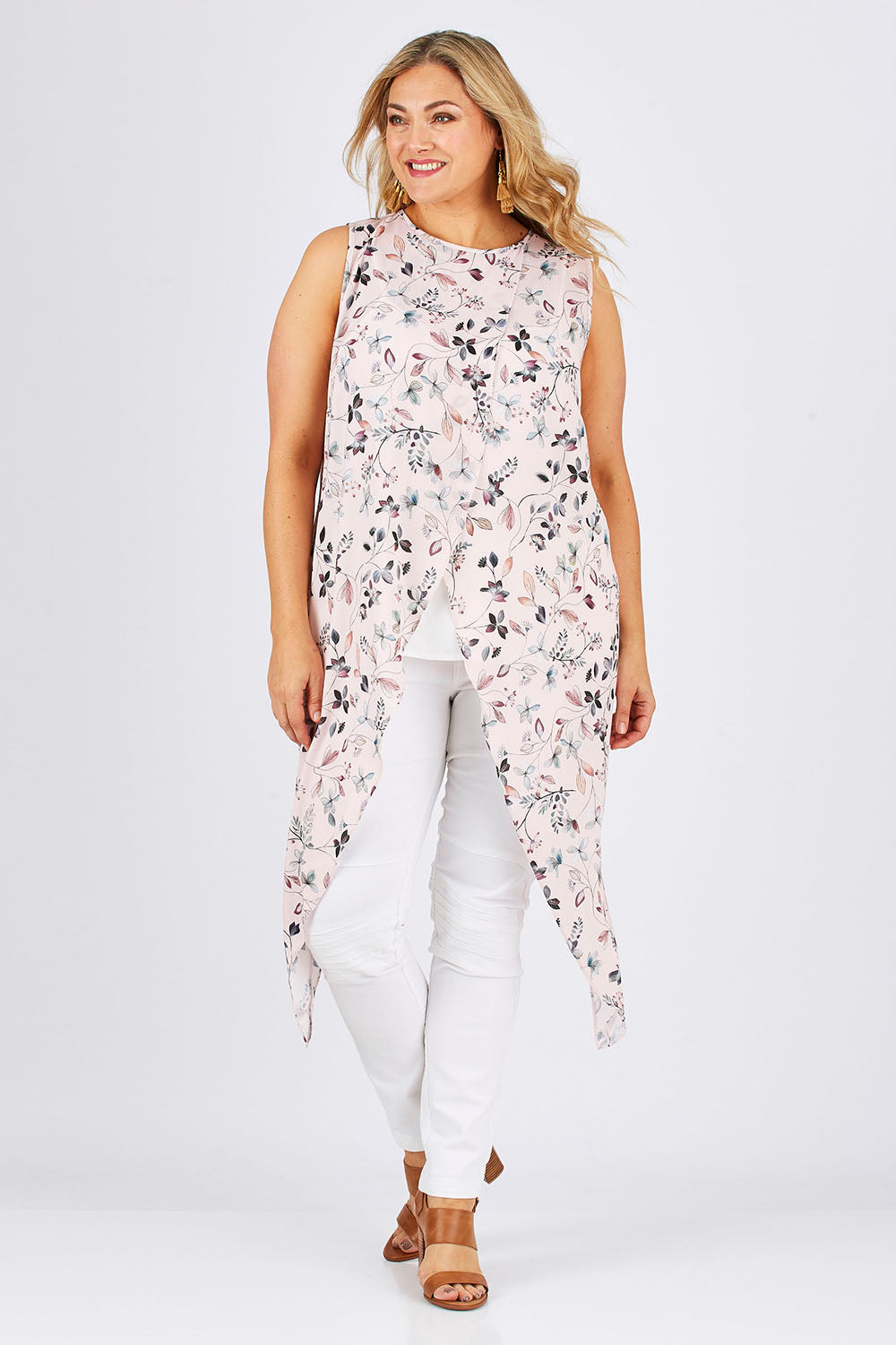 Model Ljubenka wearing size 18 of the Flying Free Top in colour PinkFleur (Pink), from the front, showing the whole outfit
