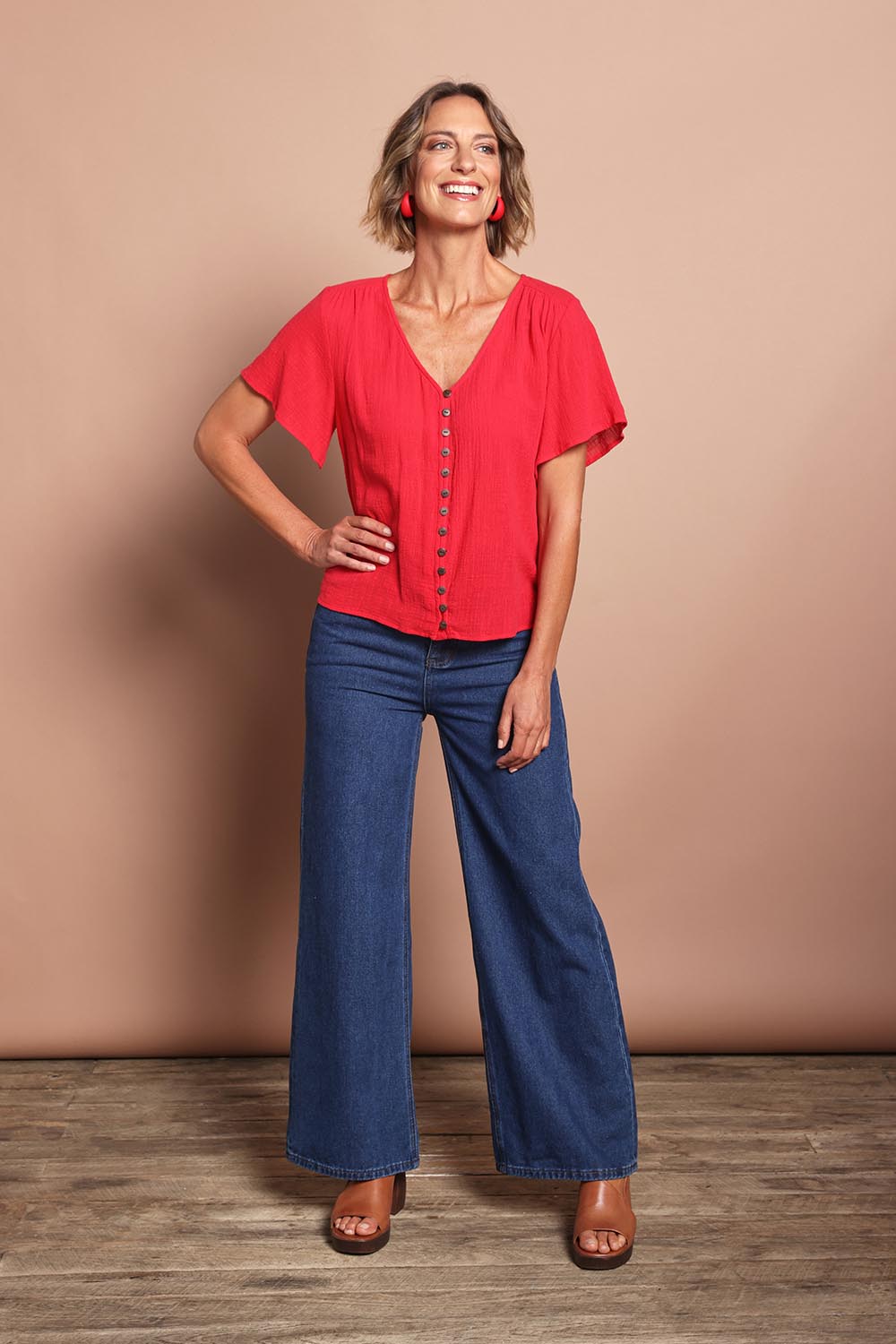 Model Riina wearing size 10 of the Happy Me Wide Leg Jeans in colour Darkdenim (Blue), from the front, showing the whole outfit