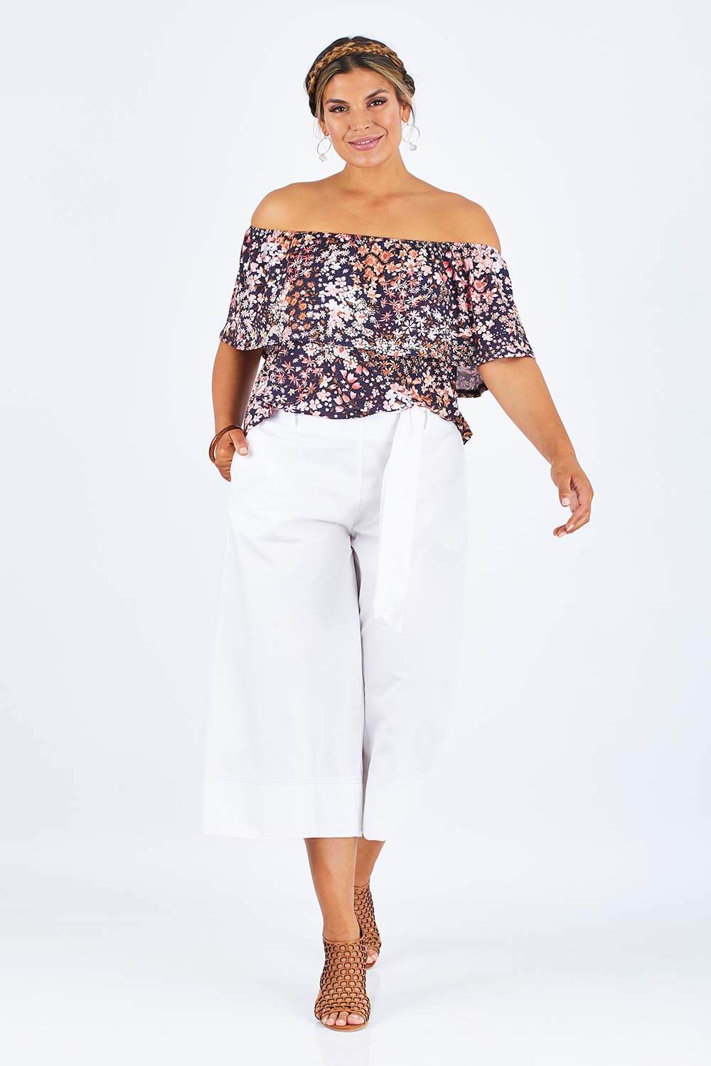 Model Palatina wearing size 14 of the Chasing Seagull Pants in colour White (White), from the front, showing the whole outfit