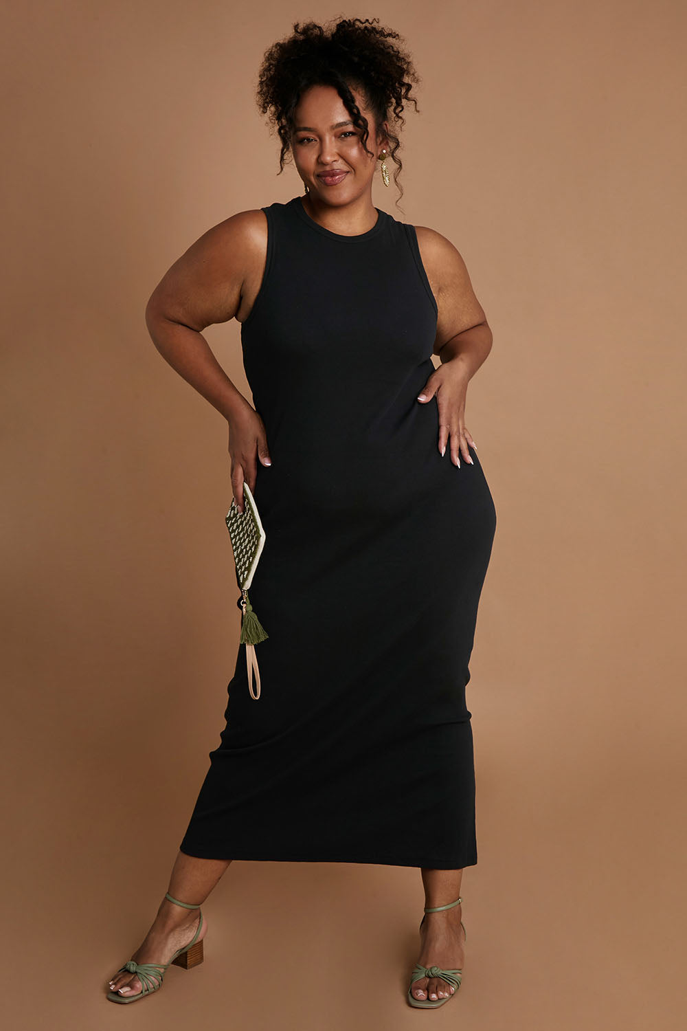 Model Alexis wearing size XL of the Carrie Dress in colour Black (Black), from the front, showing the whole outfit