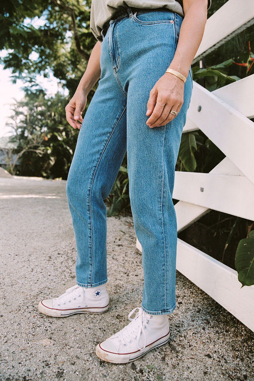 A model wearing the Hi Mom Curve in colour Blissblue (Blue), from the front, showing the whole outfit