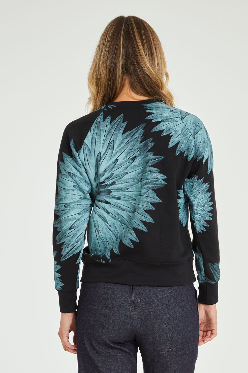 Model Alice wearing size S of the Evergreen Sweatshirt in colour Black (Black), from the back