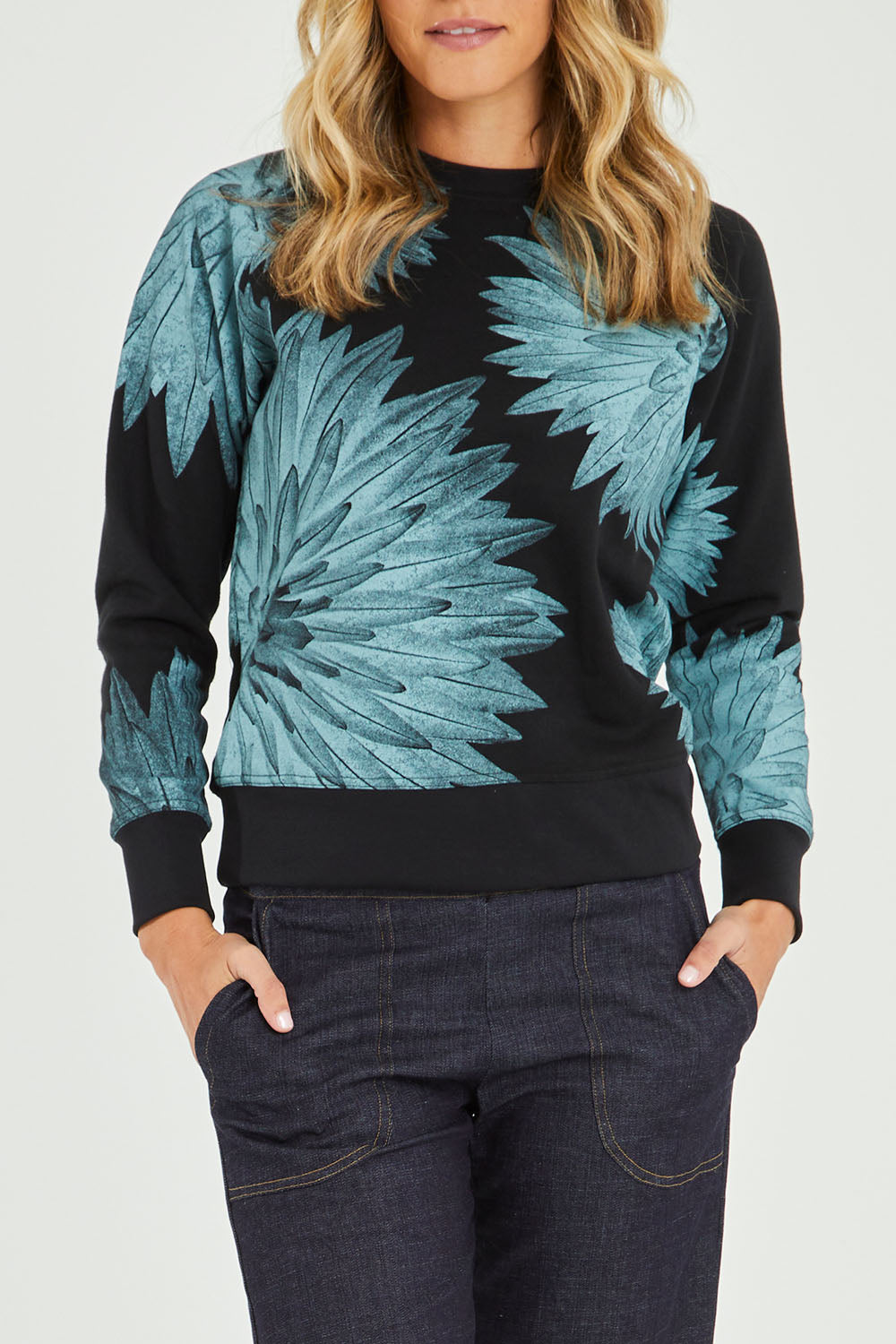Model Alice wearing size S of the Evergreen Sweatshirt in colour Black (Black), from the front, cropped image