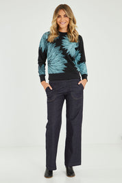 Model Alice wearing size S of the Evergreen Sweatshirt in colour Black (Black), from the front, showing the whole outfit