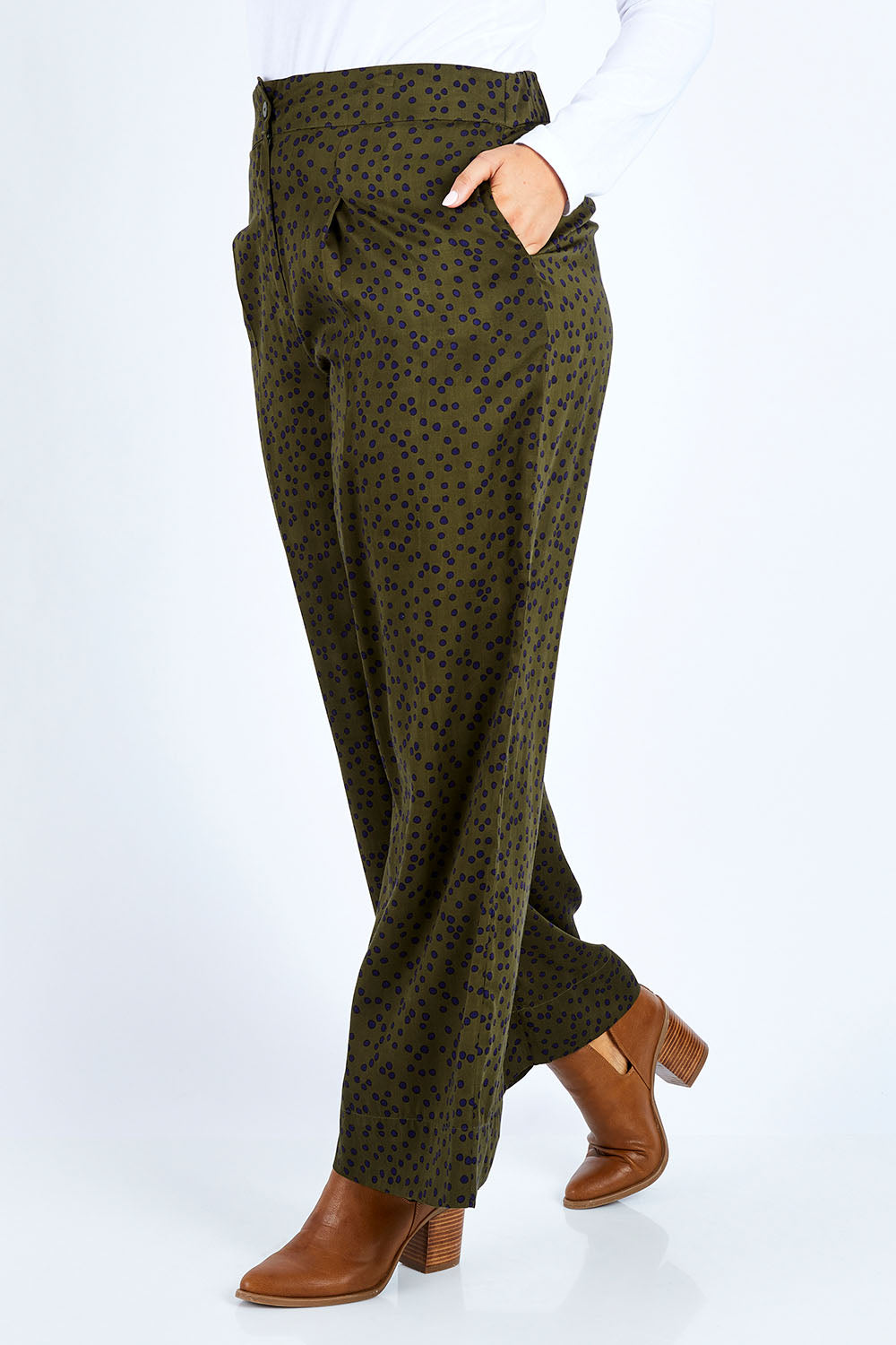 Model Jess wearing size 14 of the Printed Wide Leg Pant in colour Mustspots (Black), from the front, cropped image