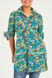Model Noli wearing size 14 of the Printed Tunic in colour Jungle (Blue), from the front, cropped image