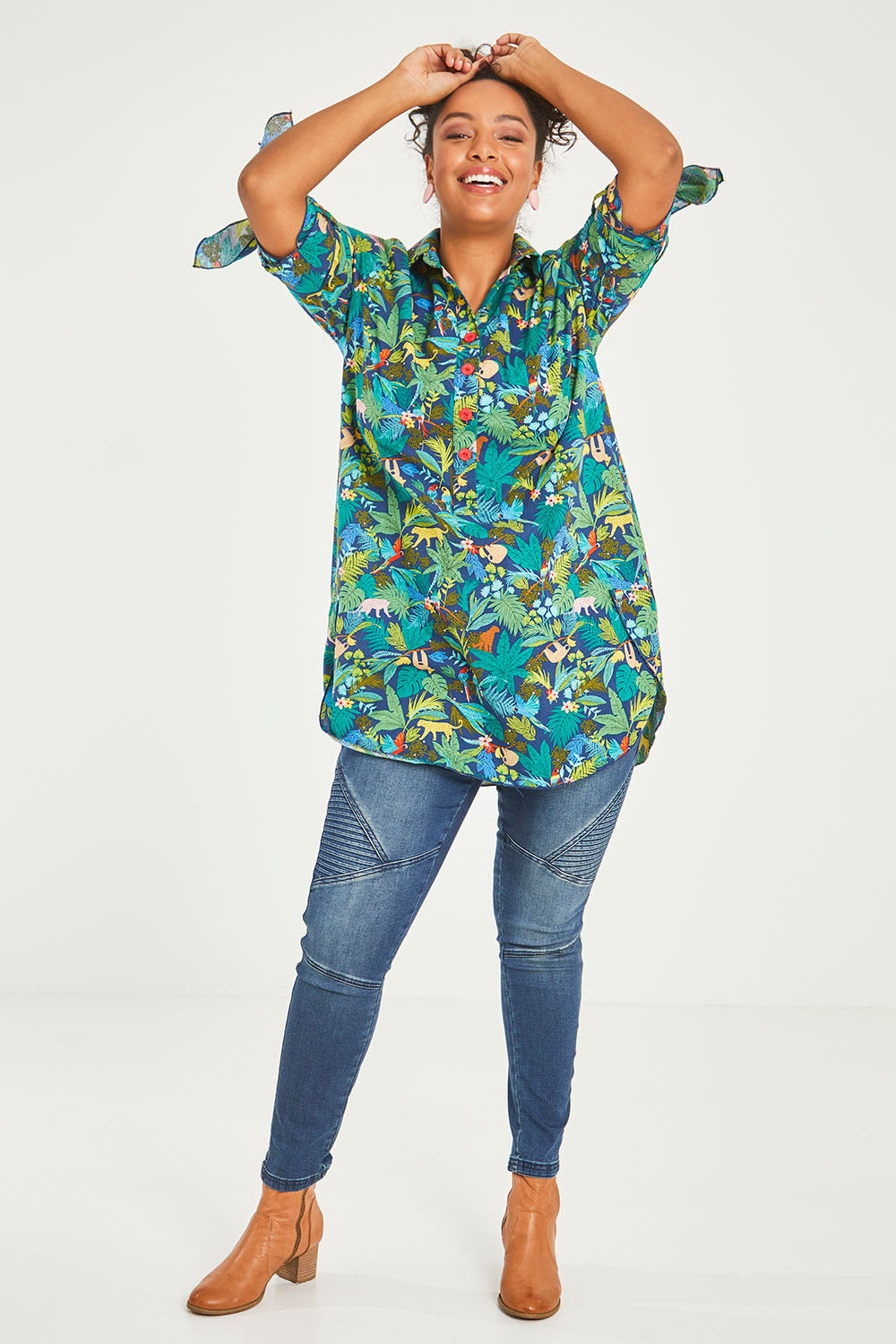 Model Noli wearing size 14 of the Printed Tunic in colour Jungle (Blue), from the front, showing the whole outfit