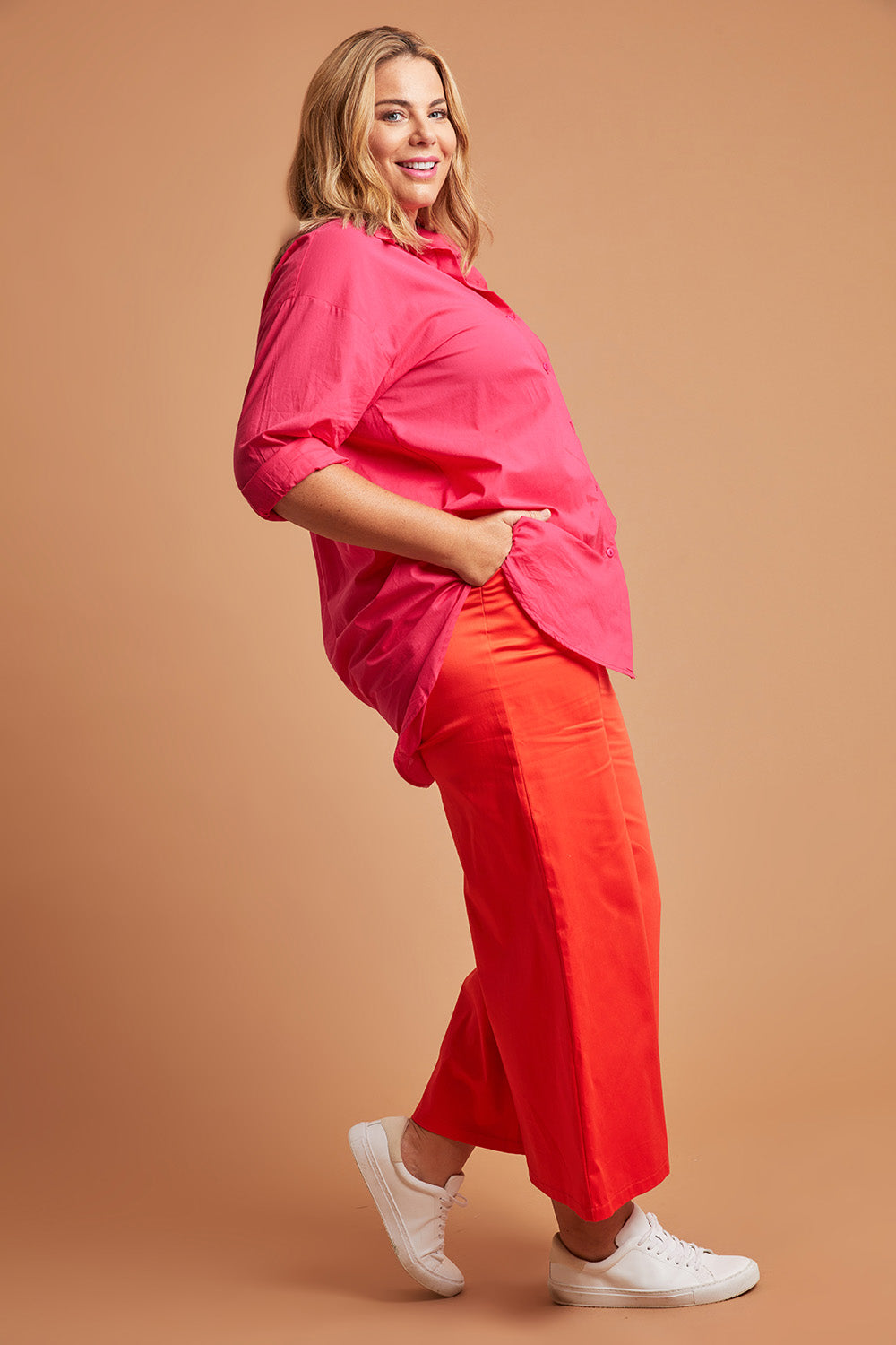 Model Fiona wearing size 16 of the Wide Leg Pant in colour Rust, from the front, showing the whole outfit