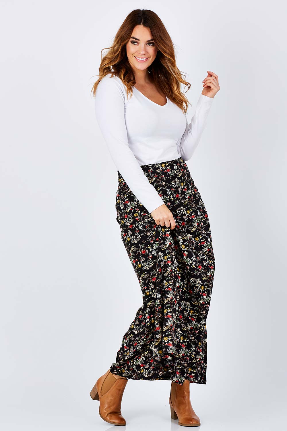 Model Laura wearing size 14 of the Printed Maxi Skirt in colour BlackFluer (Black), from the front, showing the whole outfit
