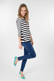 A model wearing the Mid Rise Jegging in colour BlueBrill (Blue)