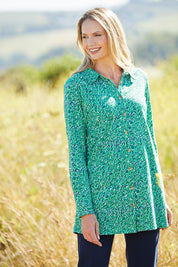 A model wearing the Grange Tunic in colour Bgreen (Green), from the front, showing the whole outfit