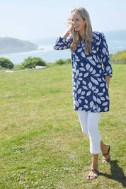 A model wearing the Classic Tunic in colour Leafnavy (Blue), from the front, showing the whole outfit