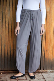 A model wearing size S of the Crushing Pant in colour CrushGrey (Grey), from the front, showing the whole outfit