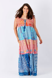 Model Mae wearing size XXL of the Galleria Panel Dress in colour Multi (Blue), from the front, showing the whole outfit
