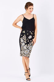 Model Rebecca wearing size 10 of the Leoni in colour Floral (Black), from the front, showing the whole outfit
