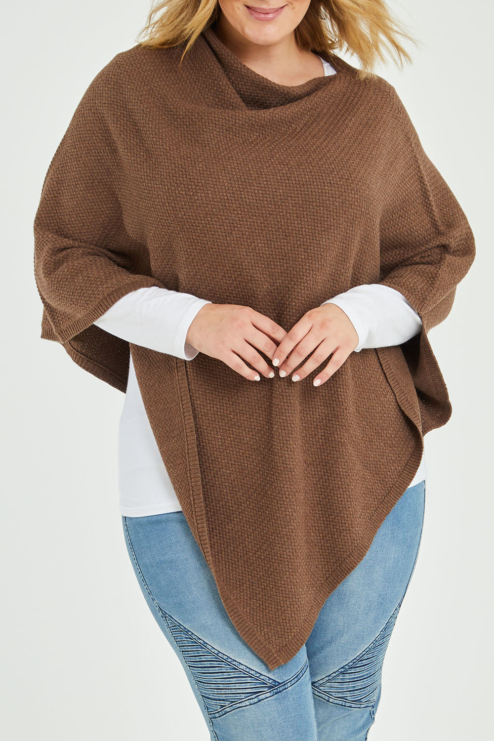 Model Jess wearing size L of the Cotton Cashmere Wool Poncho in colour Richearth, from the front, cropped image