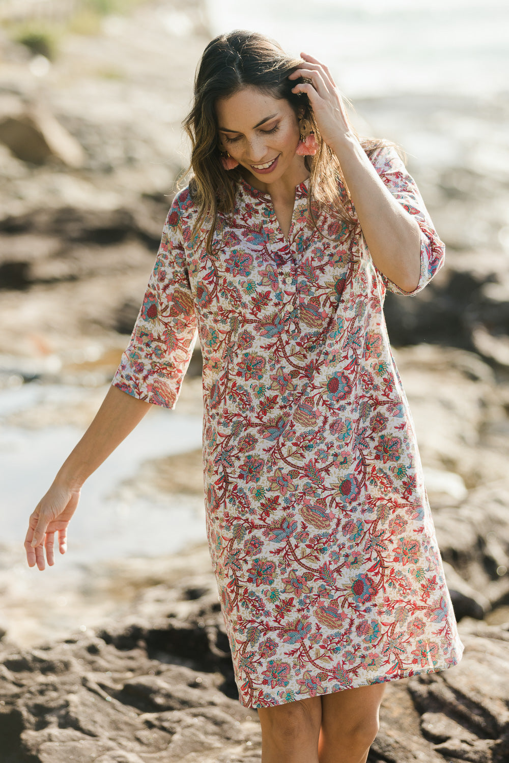 Model Amanda wearing size S of the Lottie Kurta in colour Summer (Pink), from the front, showing the whole outfit