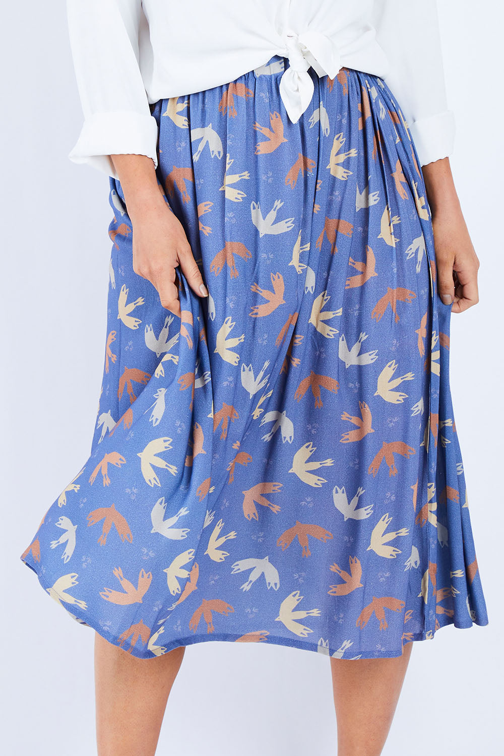 Model Laura wearing size 14 of the Fri Sjal Skirt in colour Nightingal (Blue), from the front, cropped image
