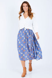 Model Laura wearing size 14 of the Fri Sjal Skirt in colour Nightingal (Blue), from the front, showing the whole outfit