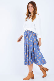 Model Laura wearing size 14 of the Fri Sjal Skirt in colour Nightingal (Blue), from the front, showing the whole outfit
