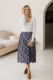 Model Phoebe wearing size 10 of the Fri Sjal Skirt in colour Nightingal (Blue), from the front, showing the whole outfit