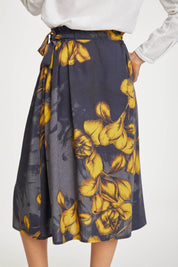 A model wearing the Birgit Tencel Skirt in colour Midnavy (Blue), from the front, cropped image