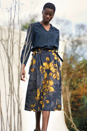 A model wearing the Birgit Tencel Skirt in colour Midnavy (Blue), from the front, showing the whole outfit