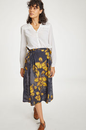 A model wearing the Birgit Tencel Skirt in colour Midnavy (Blue), from the front, showing the whole outfit