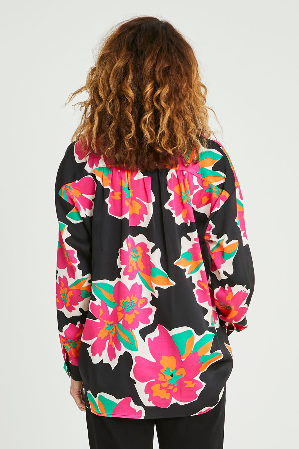 Model Emma wearing size S of the Bianca Shirt in colour Black (Black), from the back