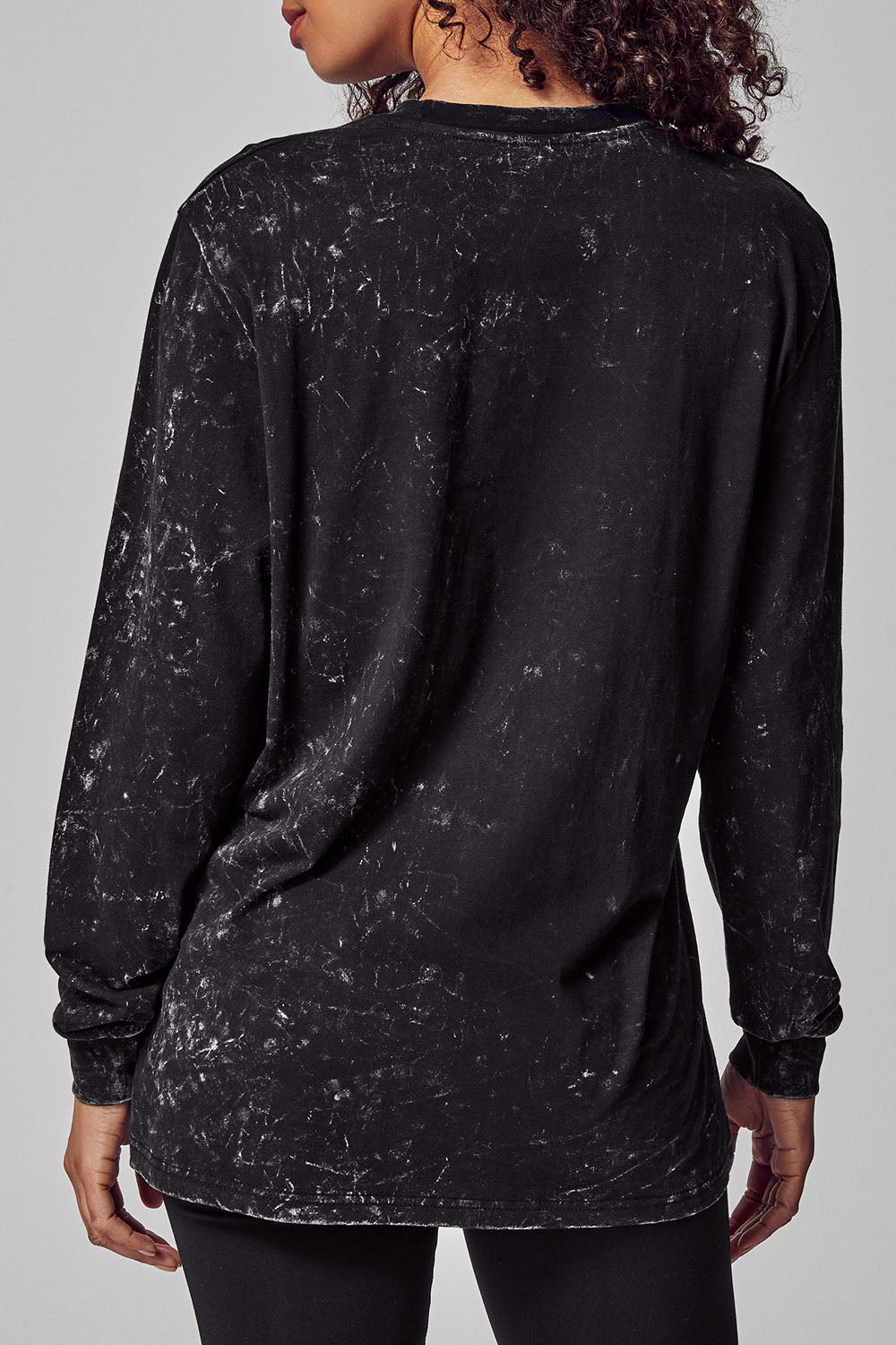 A model wearing the Hollywood 90'S Relax L/S Tee in colour Blackwash (Black), from the back