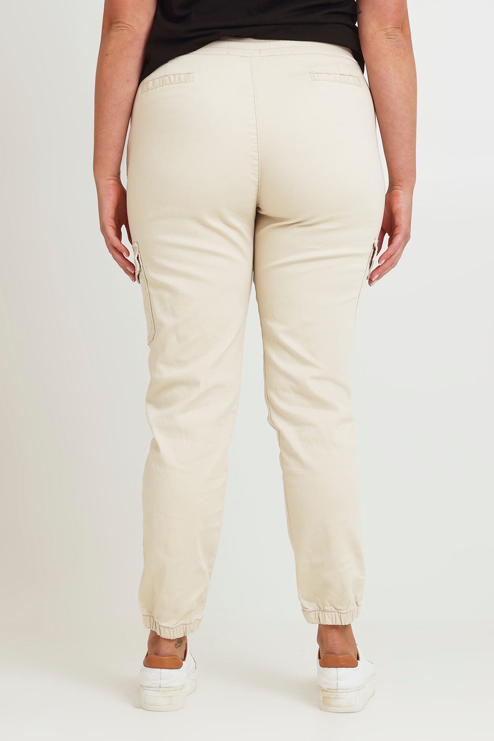 Model Chanel wearing size 16 of the Harlow Cargo Jogger in colour Beige, from the back