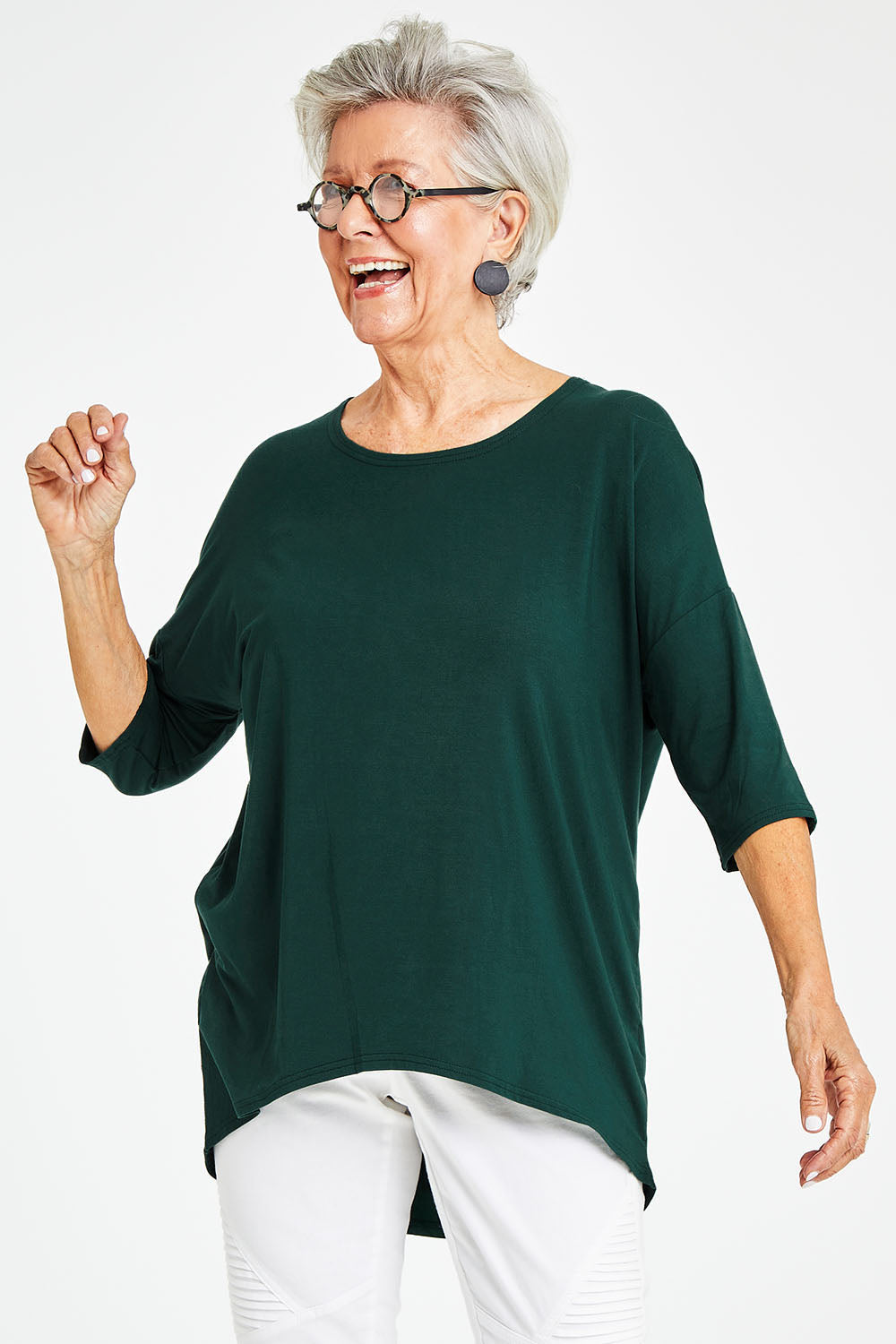 Model Elise wearing size S of the Preloved Relaxed High Low Bamboo Top in colour Forest (Green), from the front, cropped image