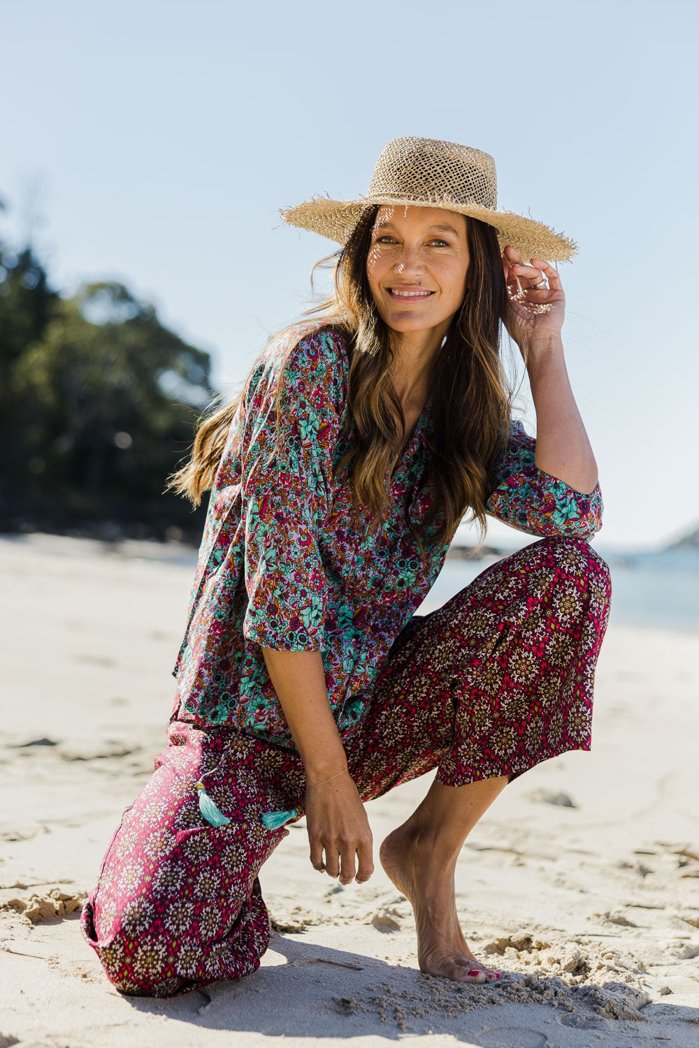 Model Alex wearing the Palais Top in colour Miamiprint (Green), from the front, showing the whole outfit
