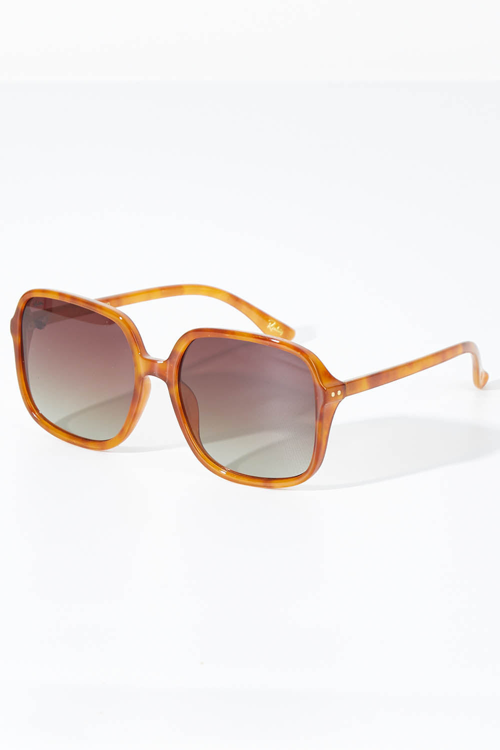 A model wearing size OneSize of the Della Spiga Sunglasses in colour Vintage, from the front, showing the whole outfit